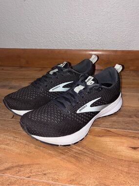Brooks Revel 4 Womens Running Shoes Sneakers Black & White - size 5.5